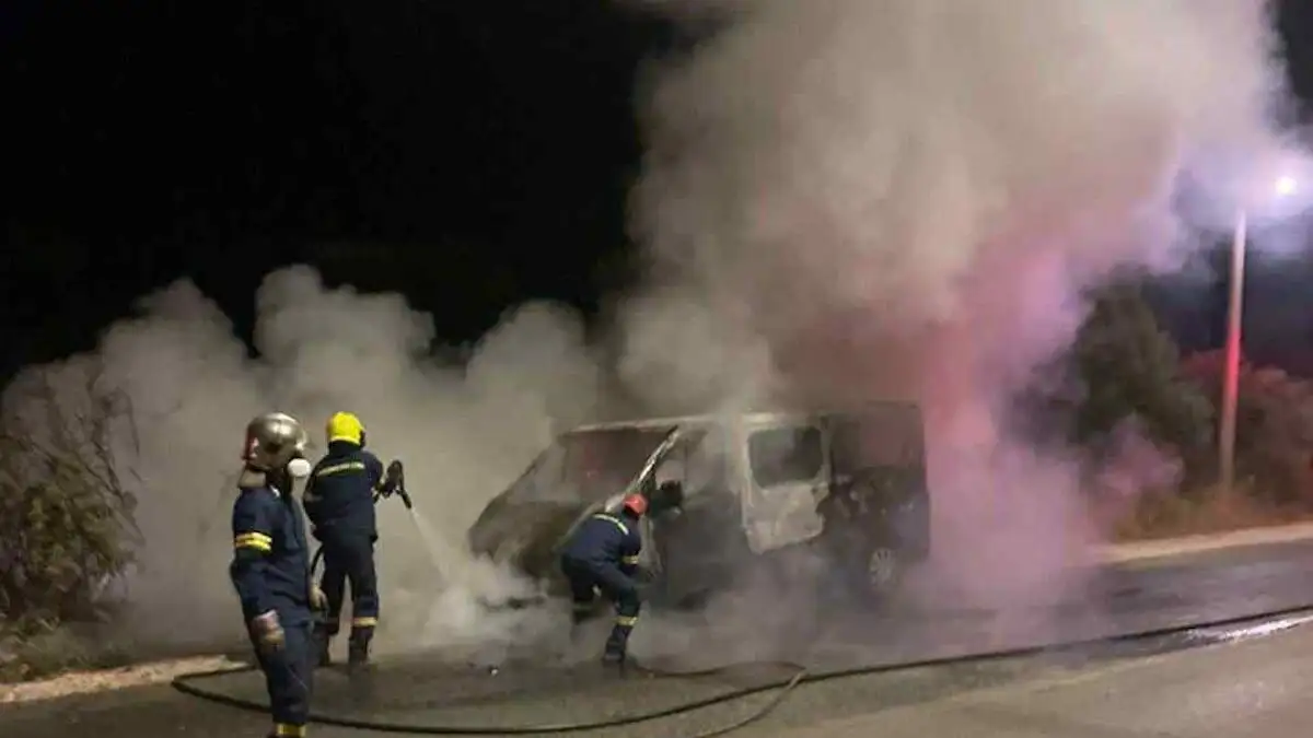 Τουριστικό λεωφορείο «τυλίχθηκε» στις φλόγες στη Λεωφόρο Σπάτων – Αρτέμιδος