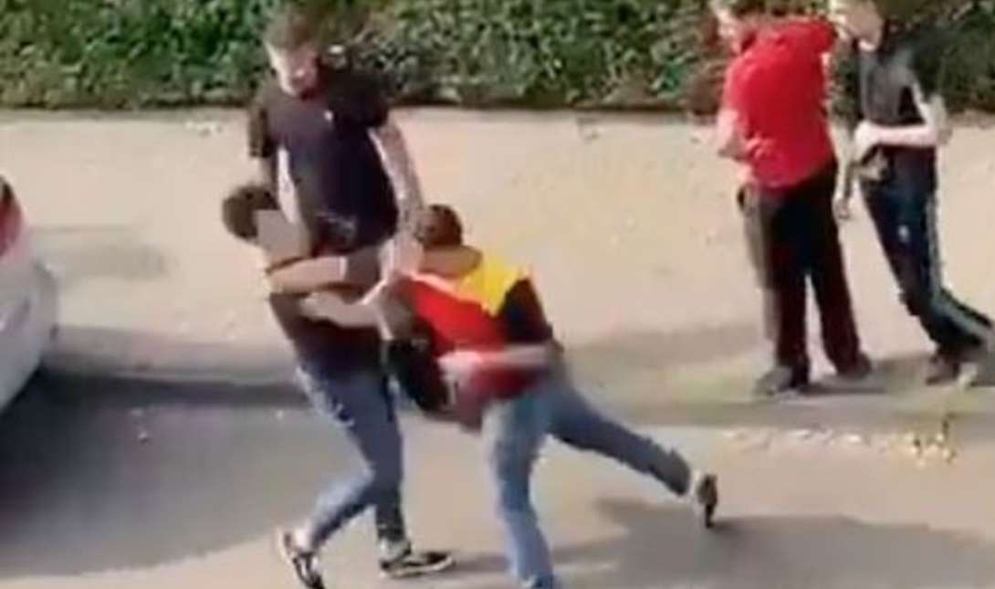 Βίντεο: Άγριο ξύλο για μια θέση πάρκινγκ – Διανομέας επιτέθηκε με γροθιές σε ζευγάρι