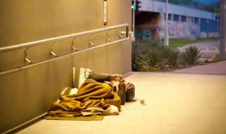 Γαλλία: Πάνω από 2.000 παιδιά κοιμούνται στους δρόμους