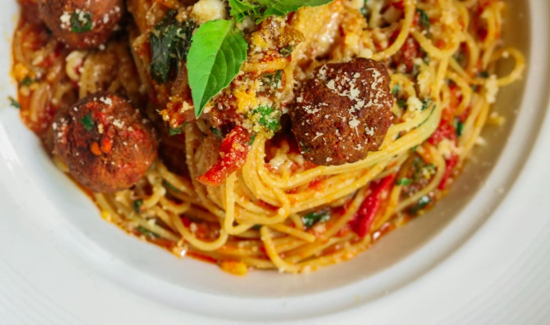 Spaghetti με κεφτεδάκια και φρέσκια ντομάτα