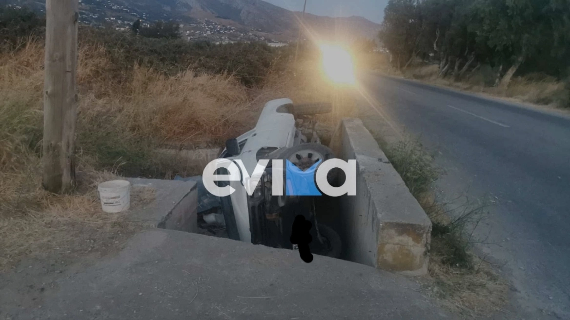 Τροχαίο στην Εύβοια: Αυτοκίνητο έπεσε μέσα σε χαντάκι – Τραυματίστηκαν δύο άτομα (φωτογραφία)