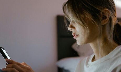 γυναίκα τεχνολογία κινητό τενχητή νοημοσύνη