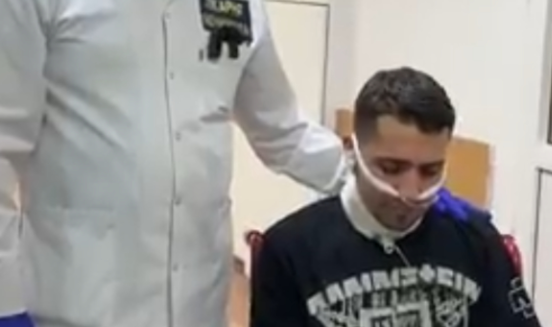 Ουκρανός στρατιώτης με κομμένο λαιμό κατάφερε να σωθεί – Τον πέταξαν σε λάκκο θεωρώντας τον νεκρό
