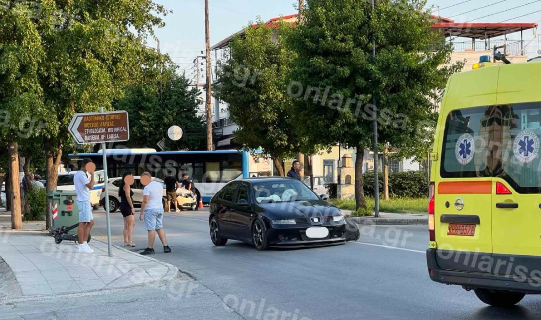 Σοβαρό τροχαίο-Στο νοσοκομείο γυναίκα με το παιδί της στη Λάρισα (φωτο)