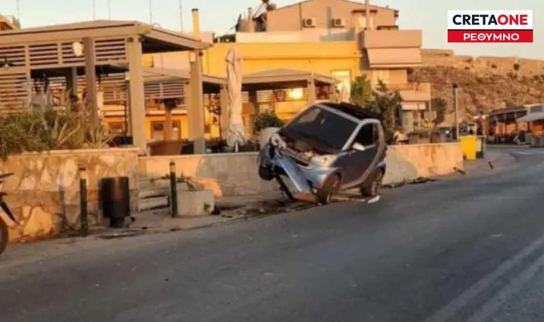 Τροχαίο στο Ρέθυμνο: Αυτοκίνητο πήρε… σβάρνα κολονάκια και τοιχίο (φωτο)