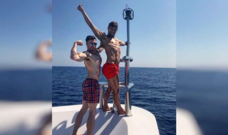 Ένα μοντέλο συνελήφθη αφότου ο σύζυγός του, ο οποίος ήταν προσωπικός γυμναστής, βρέθηκε νεκρός στην τουαλέτα με πολλαπλά τραύματα από μαχαίρι στο διαμέρισμά τους στη Νέα Υόρκη, σύμφωνα με δημοσίευμα.