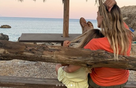 Ζέτα Δούκα: Στην Παλαιόχωρα Χανίων για διακοπές με την κόρη της – Δείτε φωτογραφίες