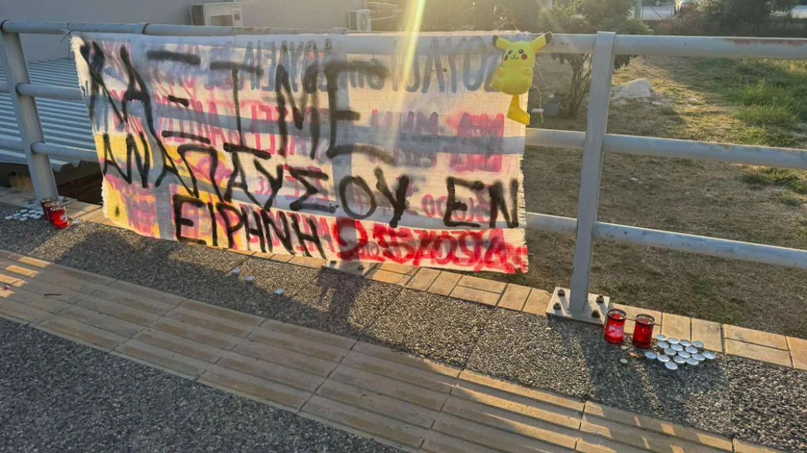 Βαθιά οδύνη για τον 10χρονο Μάξιμο – Λουλούδια, κεριά, ζωγραφιές και σημειώματα στο σημείο που σκοτώθηκε