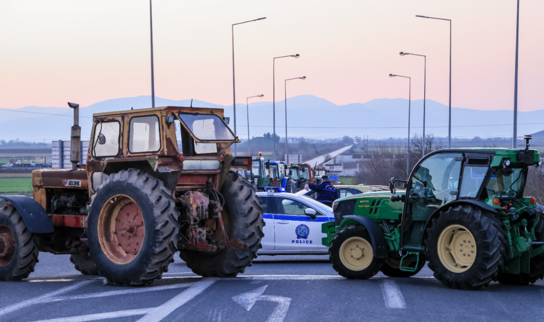 Κρήτη: Στους δρόμους οι αγρότες και οι κτηνοτρόφοι του νησιού – Μπλόκο στην Παντάνασσα
