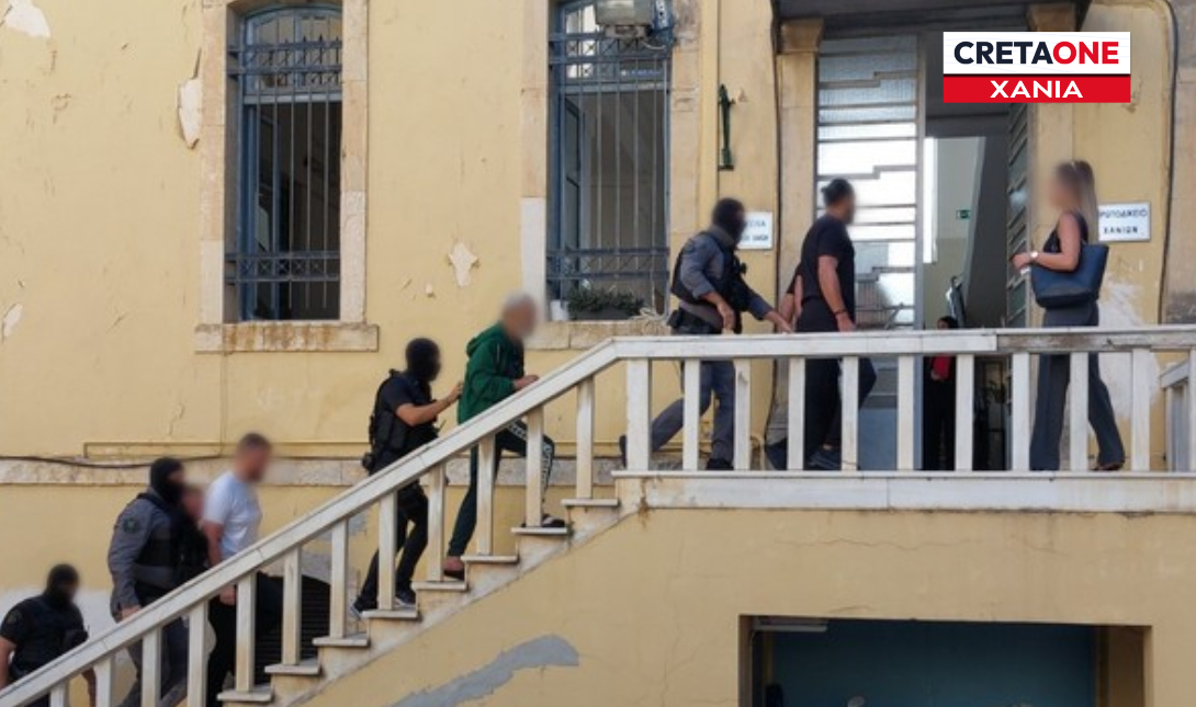 «Μαφία της Κρήτης»: Έφτασαν στα δικαστήρια οι 17 από τους 48 συλληφθέντες (βίντεο και φωτογραφίες)