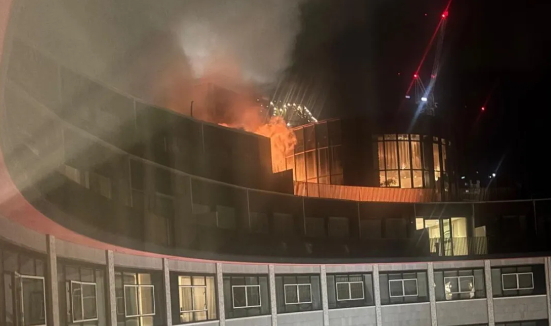 Συναγερμός στο Λονδίνο για φωτια σε 9όροφο κτήριο – Πάνω από 100 πυροσβέστες στη μάχη με τις φλόγες