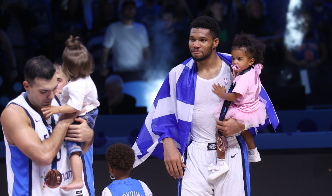 Eurobasket: Ξέφρενο πάρτι στα αποδυτήρια της Εθνικής: Ο DJ Γιάννης, ο ημίγυμνος Σλούκας και το «προξενιό» στον Ντόρσεϊ –  Δείτε βίντεο
