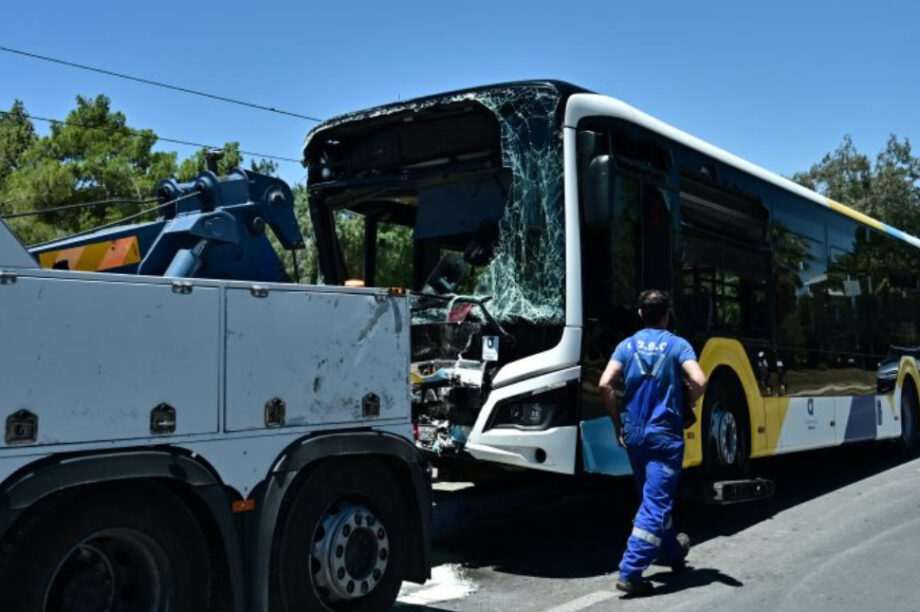Σύγκρουση λεωφορείο γερανός
