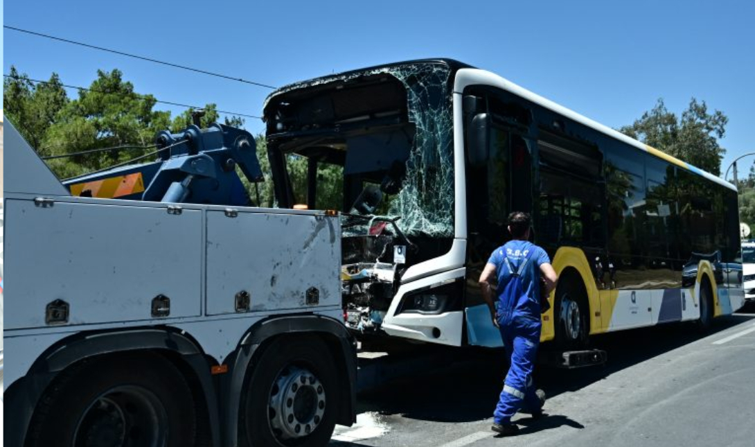 Σοβαρό τροχαίο στη Συγγρού: Λεωφορείο συγκρούστηκε με γερανό