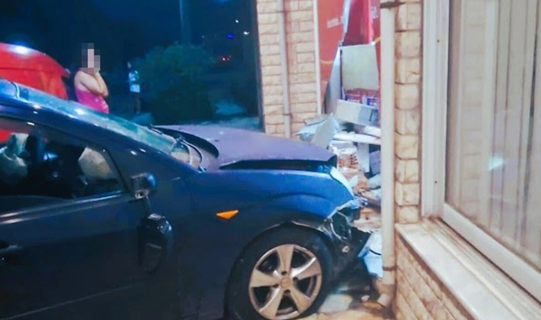 Απίστευτο τροχαίο: Αυτοκίνητο «καρφώθηκε» σε κατάστημα – Έγινε καπνός ο οδηγός  (φωτογραφίες)