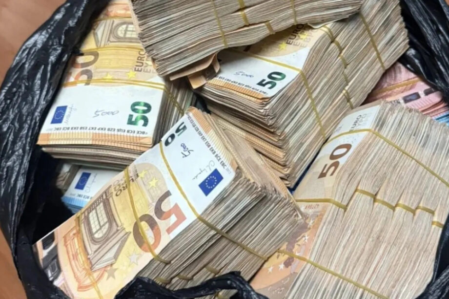 Χρήματα ευρώ σακούλα