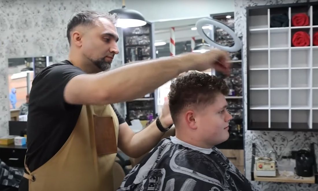 Έφηβος διαγνώστηκε με σπάνιο καρκίνο χάρη… στον κομμωτή του