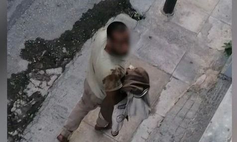 Σοκ στο Περιστέρι: Άνδρας κυκλοφορεί ξυπόλυτος και παρενοχλεί γυναίκες στον δρόμο
