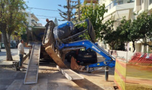 Συναγερμός στο Ρέθυμνο: Ανετράπη εκσκαφέας σε κεντρικό δρόμο