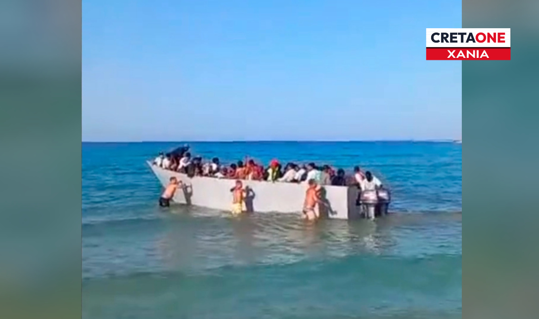 Απίστευτες εικόνες στη Γαύδο: Λουόμενοι διώχνουν βάρκες με μετανάστες στο Σαρακήνικο – Δείτε βίντεο