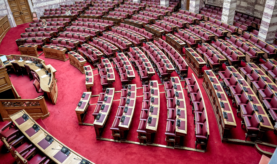 Η ακρίβεια «έπληξε» και τους βουλευτές