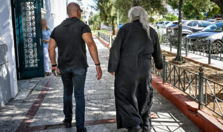 ΣΤΟΝ ΕΙΣΑΓΓΕΛΕΑ ΟΔΗΓΗΘΗΚΕ Ο ΗΓΟΥΜΕΝΟΣ ΤΗΣ ΜΟΝΗΣ ΚΑΛΑΒΡΥΤΩΝ ΠΟΥ ΦΕΡΕΤΑΙ ΠΩΣ ΠΡΟΣΠΑΘΗΣΕ ΝΑ ΠΟΥΛΗΣΕΙ ΒΥΖΑΝΤΙΝΕΣ ΕΙΚΟΝΕΣ ΚΑΙ ΕΥΑΓΓΕΛΙΑ (ΒΑΣΙΛΗΣ ΨΩΜΑΣ/EUROKINISSI)