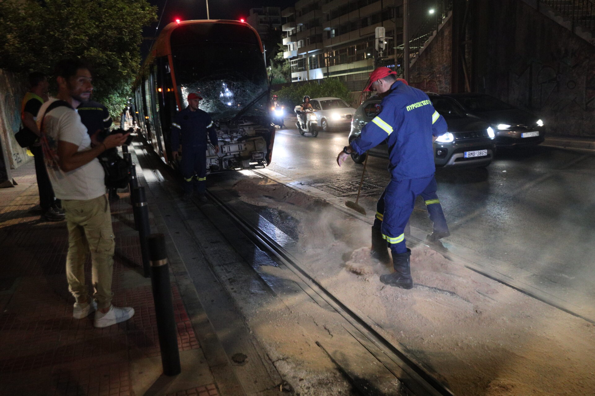 Πειραιάς: 24 άτομα τραυματίστηκαν από τη σύγκρουση τραμ με λεωφορείο