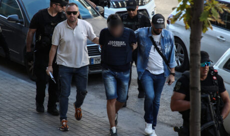 αδελφοκτόνος