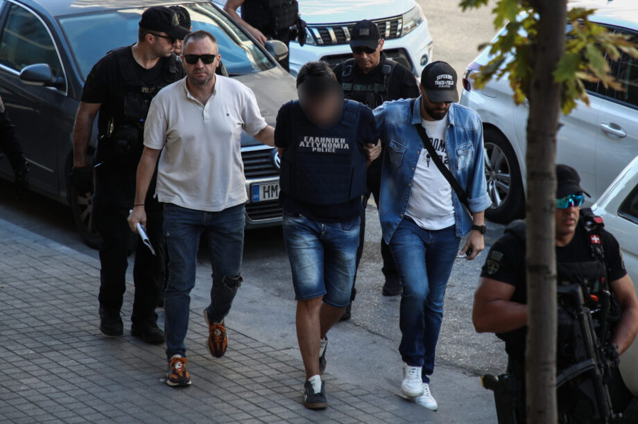 αδελφοκτόνος