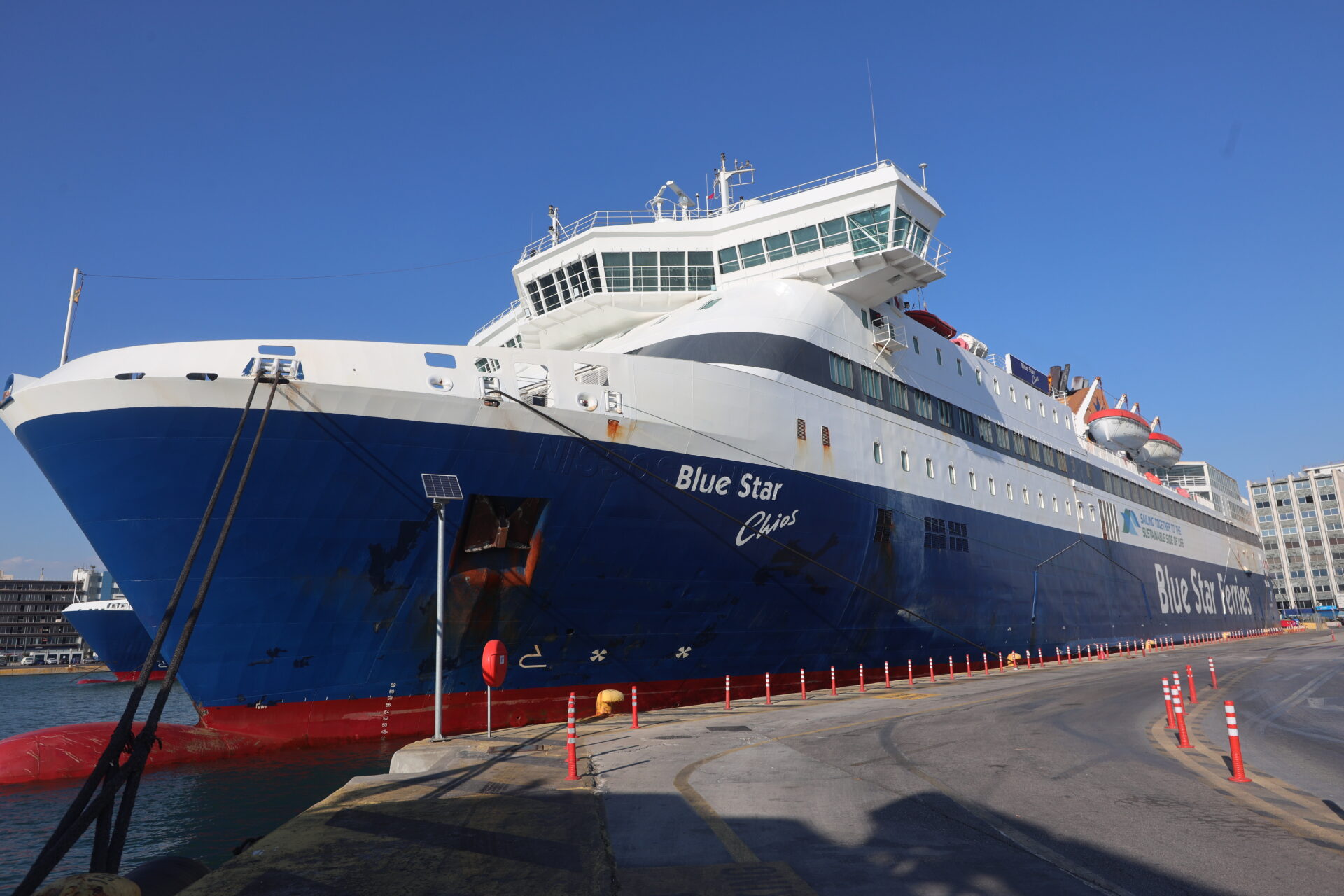 Ελεύθεροι ο πλοίαρχος και ο Α’ μηχανικός του Blue Star Chios που συνελήφθησαν για τον θάνατο του 20χρονου