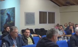 Ξέφυγε η κατάσταση στο δημοτικό συμβούλιο Μεσολογγίου – «Θα κυκλοφορείτε με φουστίτσα» (Βίντεο)