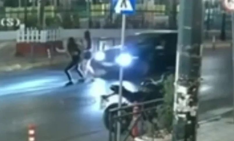 Σοκ στα Καμίνια: Η στιγμή που ΙΧ χτυπά 16χρονη (βίντεο)
