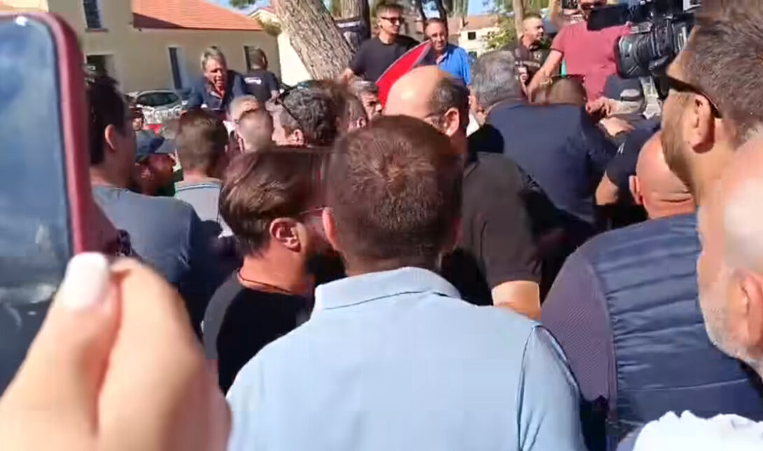 Αποδοκιμάστηκε και φυγαδεύτηκε άρον άρον ο υφυπουργός Αγροτικής Ανάπτυξης στις Σέρρες (βίντεο)