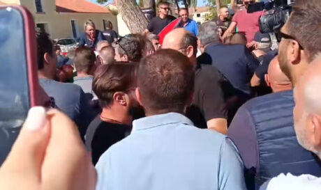 Αποδοκιμάστηκε και φυγαδεύτηκε άρον άρον ο υφυπουργός Αγροτικής Ανάπτυξης στις Σέρρες (βίντεο)