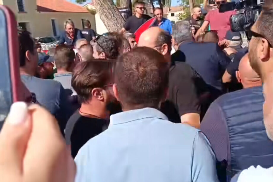Αποδοκιμάστηκε και φυγαδεύτηκε άρον άρον ο υφυπουργός Αγροτικής Ανάπτυξης στις Σέρρες (βίντεο)
