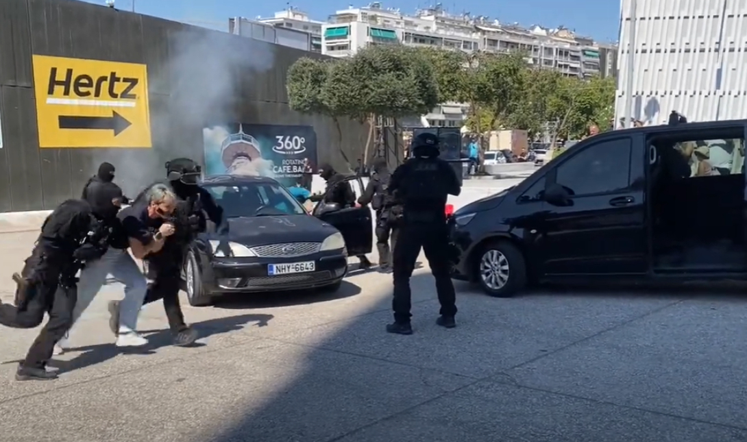 Εντυπωσίασε η επίδειξη των ΕΚΑΜ στην 89η ΔΕΘ – Καταρρίχηση, κρότου λάμψης και απελευθέρωση ομήρου