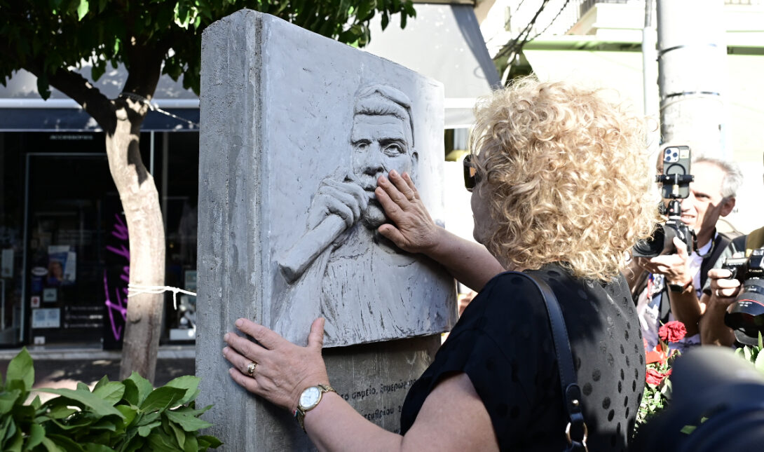 Πλήθος κόσμου τιμά τη μνήμη του Παύλου Φύσσα (βίντεο)