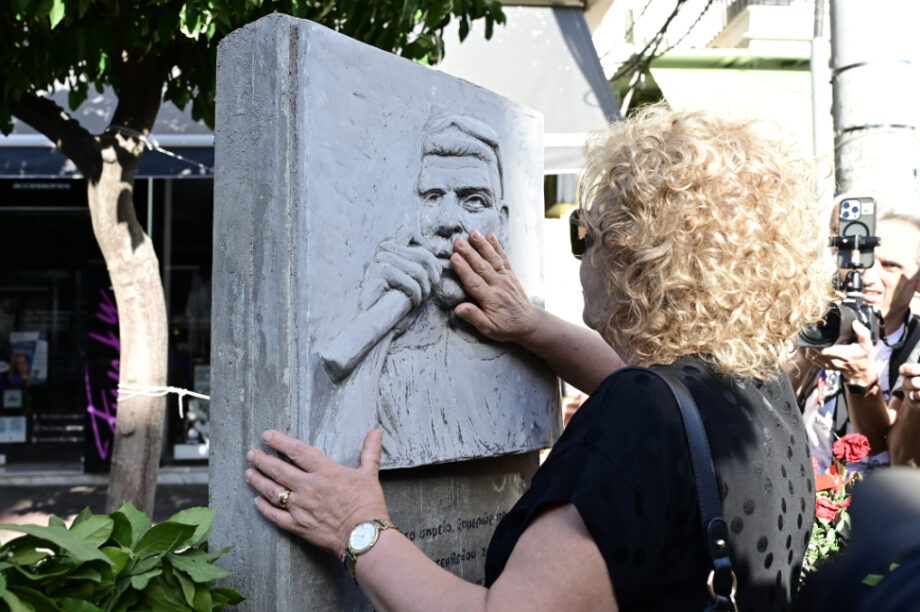 Πλήθος κόσμου τιμά τη μνήμη του Παύλου Φύσσα (βίντεο)