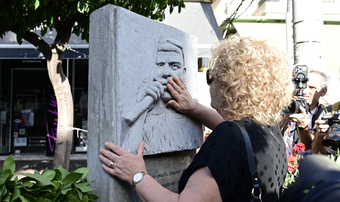 Πλήθος κόσμου τιμά τη μνήμη του Παύλου Φύσσα (βίντεο)