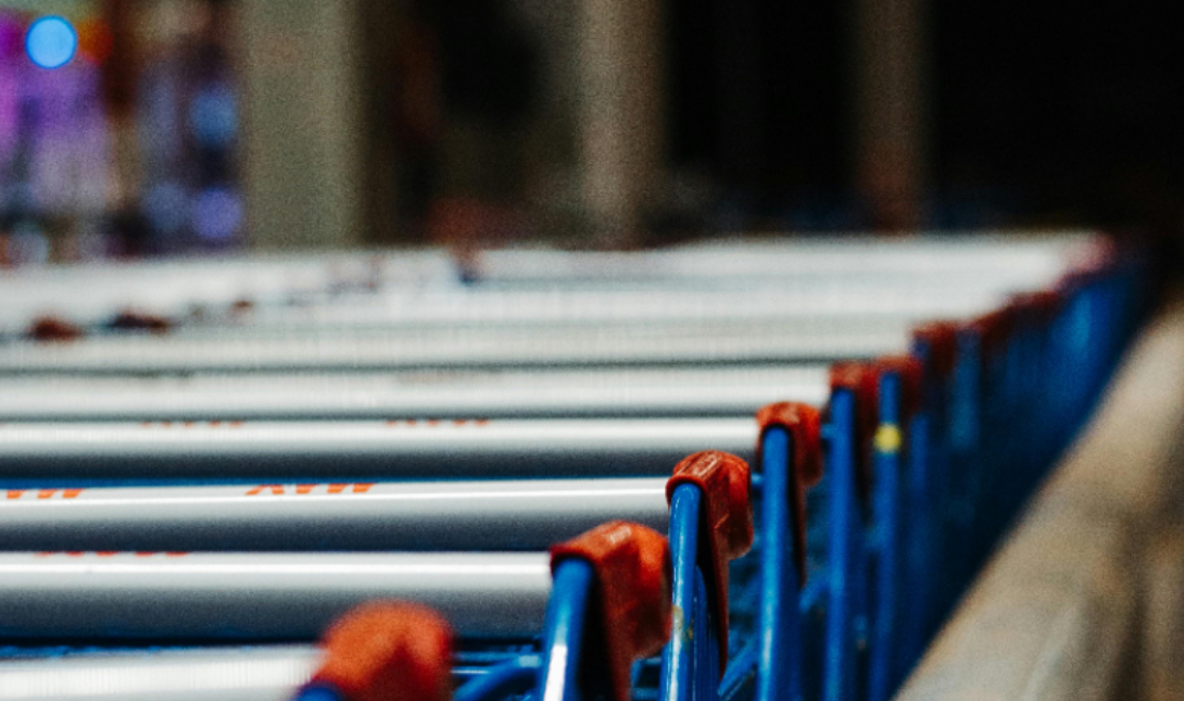 Πως σε περίπτωση βροχής ένας άστεγος μπορεί να προστατέψει τον εαυτό του με ένα καρότσι Σούπερ Μάρκετ- Βίντεο