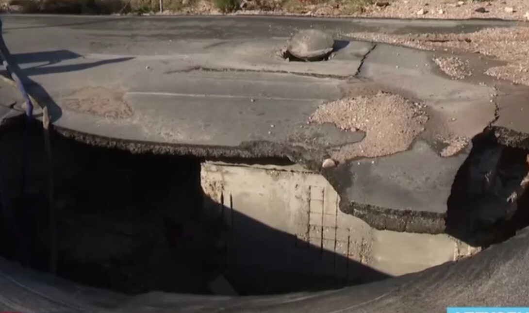 Άνοιξε στα δυο Λεωφόρος Μαρκοπούλου από σπασμένο αγωγό νερού! (βίντεο)