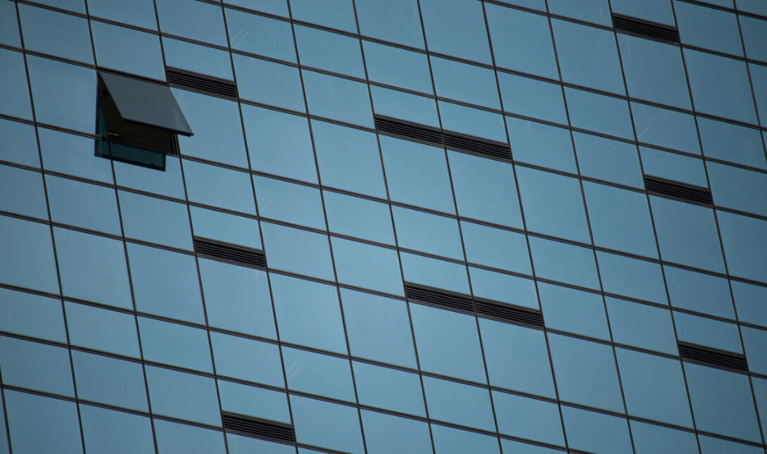 Καινοτομία με «έξυπνα» παράθυρα που παράγουν ρεύμα μετατρέποντας τα τζάμια σε ενέργεια