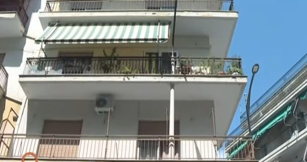 Απίστευτο και όμως Ελληνικό: Έχτισαν μπαλκόνι πάνω στην κολώνα που φώτιζε τη γειτονιά – Δείτε βίντεο