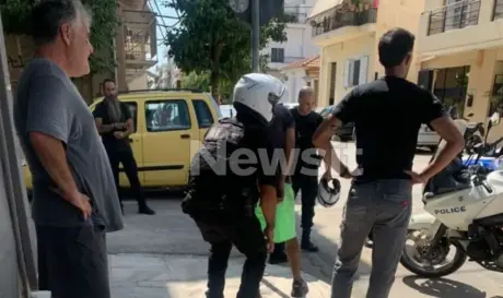 Ο 32χρονος Σύρος τη στιγμή της σύλληψής του από τους αστυνομικούς