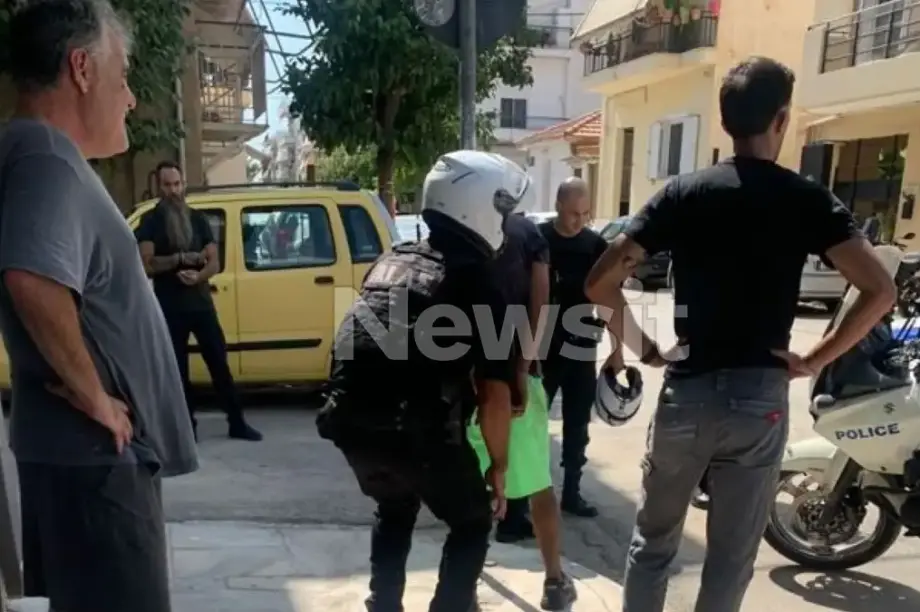 Ο 32χρονος Σύρος τη στιγμή της σύλληψής του από τους αστυνομικούς