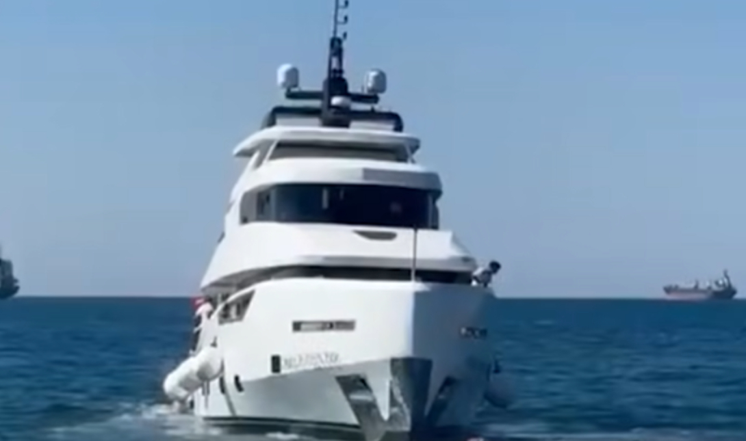 Ένα εκατομμύριο δολάρια κόστιζε το ολοκαίνουργιο γιοτ που βυθίστηκε λίγα λεπτά μετά την καθέλκυσή του