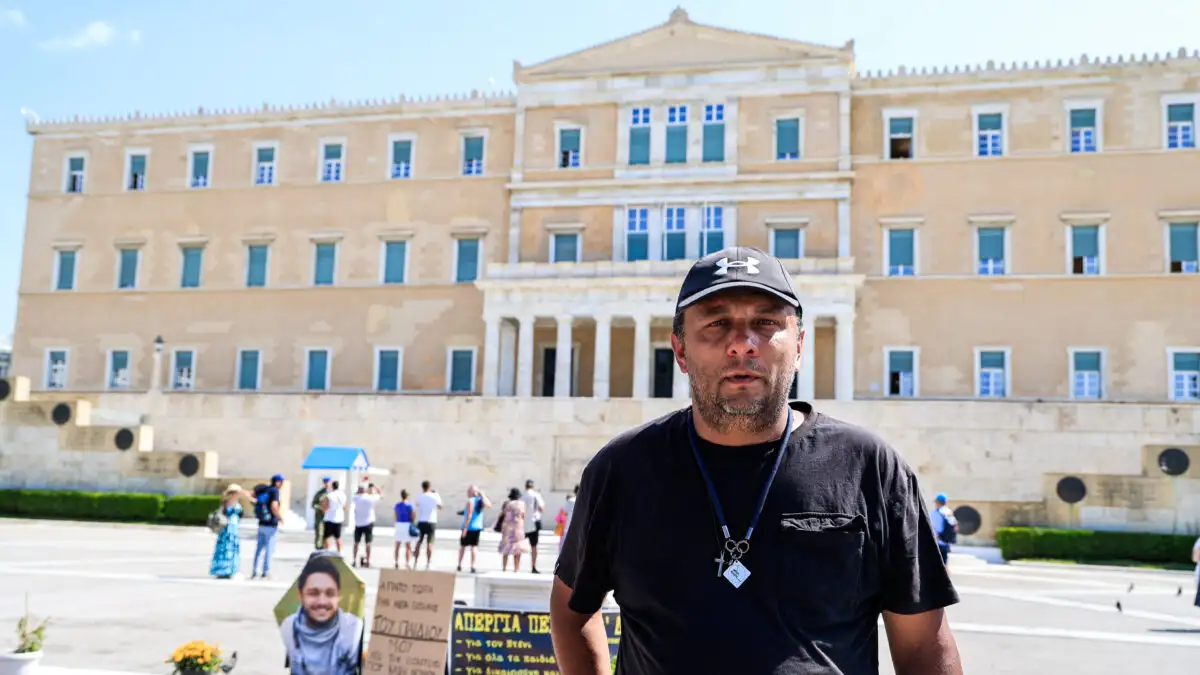 Τέμπη: Πατέρας θύματος κάνει απεργία πείνας και δίψας μπροστά στη Βουλή ζητώντας την εκταφή της σορού του παιδιού του