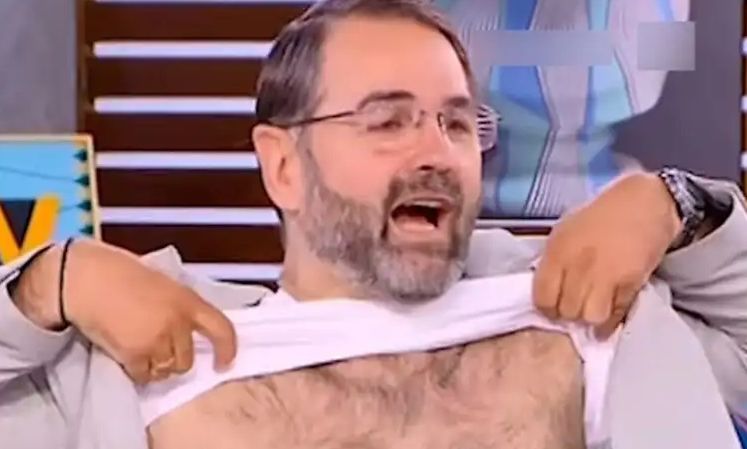 Σταύρος Μπαλάσκας για το σκηνικό με τη μπλούζα: «Δεν μπορούμε να κάνουμε μια πλάκα;»