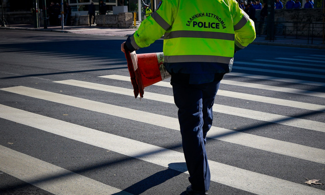 Όχημα έπεσε σε δέντρο – Δυσχέρεια στην κυκλοφορία