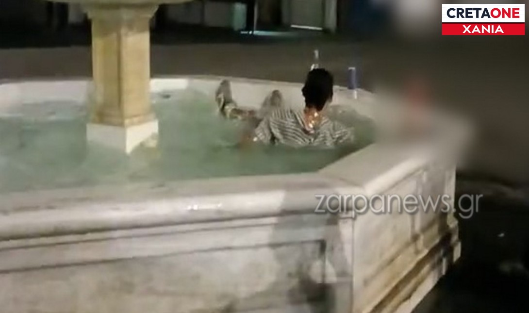 Απίστευτο περιστατικό στα Χανιά: Νεαρός βουτάει με τα ρούχα στο σιντριβάνι (βίντεο)